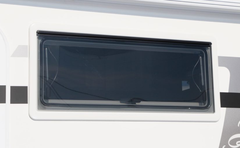 キャンピングカーパーツ　♯032072　SEITZ 押出ウィンド D-Lux 500×300