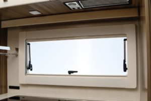 キャンピングカーパーツ　♯032072　SEITZ 押出ウィンド D-Lux 500×300