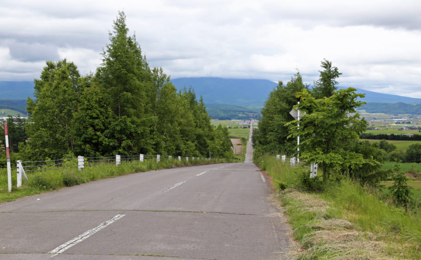 【パノラマロード江花】富良野岳に向かって伸びる 約5kmの爽快な直線道路