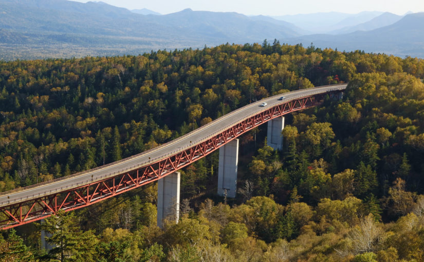 「北海道最高所の峠」から望む 赤い橋と樹海が織りなす大絶景