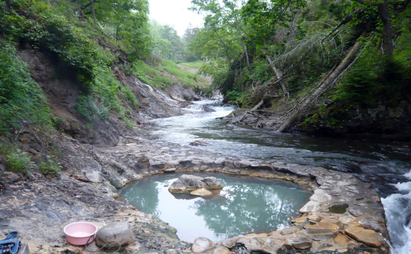 【然別峡野営場（鹿の湯）】場内に無料の温泉露天風呂がある山奥の穴場的キャンピングフィールド