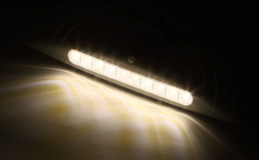 【キャンピングカーコラム　バックナンバー第36回】人感センサー付きで防犯にも役立つLEDライト（2016年12月2日）