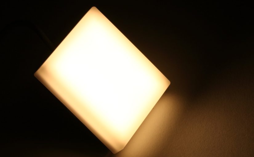 【キャンピングカーコラム　バックナンバー第84回】面発光のモビライト　リラックス向きの3000Ｋ（2017年11月3日）