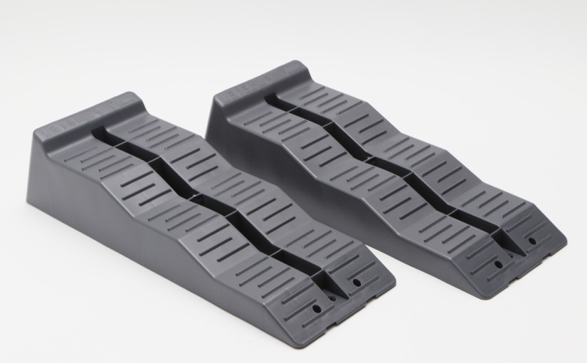 【キャンピングカーコラム　バックナンバー第42回】車を水平にしてフラットな居住空間にするためのレベラー（2017年1月13日）