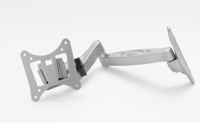 【キャンピングカーコラム　バックナンバー第191回】ＴＶアームを付ければ、車内どこでもテレビのベストポジション（2019年11月29日）