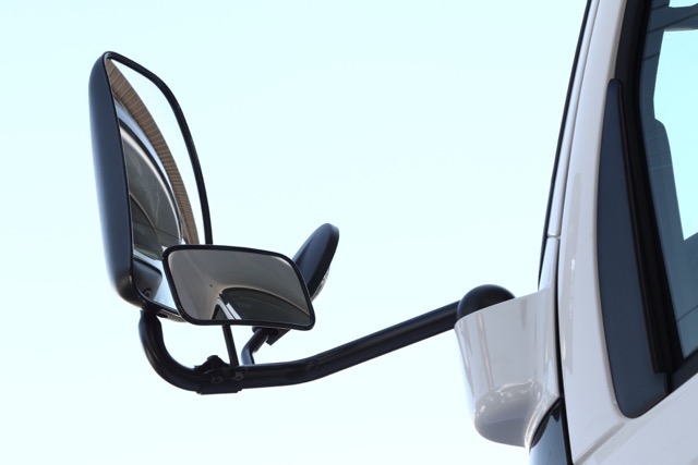 【キャンピングカーコラム　バックナンバー第6回】カムロードベース車専用　死角をなくす後付けミラー（2016年5月6日）