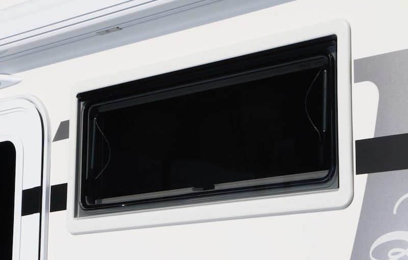 【キャンピングカーコラム　バックナンバー第152回】アクリルウインドウの特徴とメンテナンス方法（2019年2月22日）