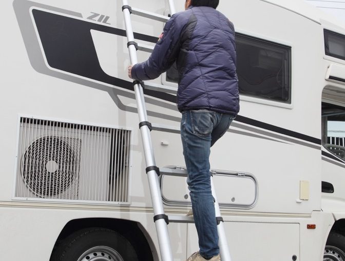 【キャンピングカーコラム　バックナンバー第102回】伸縮式のラダーがあれば車の高い位置のメンテナンスが容易になる（2020年7月10日）