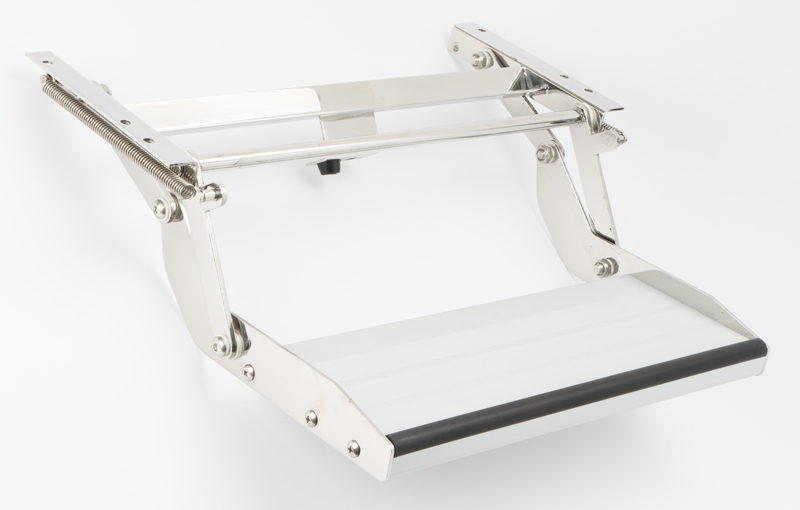 【キャンピングカーコラム　バックナンバー第138回】エントランスの乗り降りのしづらさを改善（2018年11月16日）