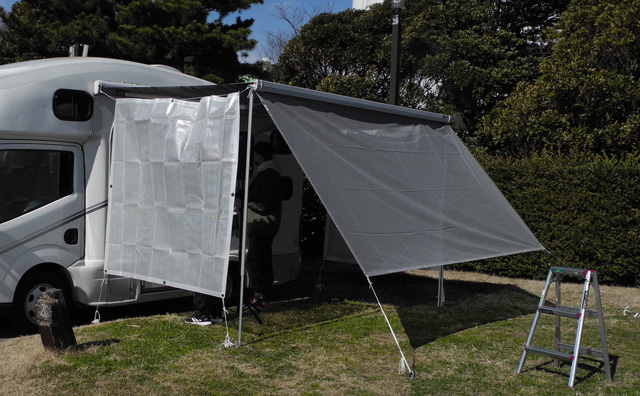 【キャンピングカーコラム　バックナンバー第105回】工夫で広がるタープ下快適空間（2018年3月30日）