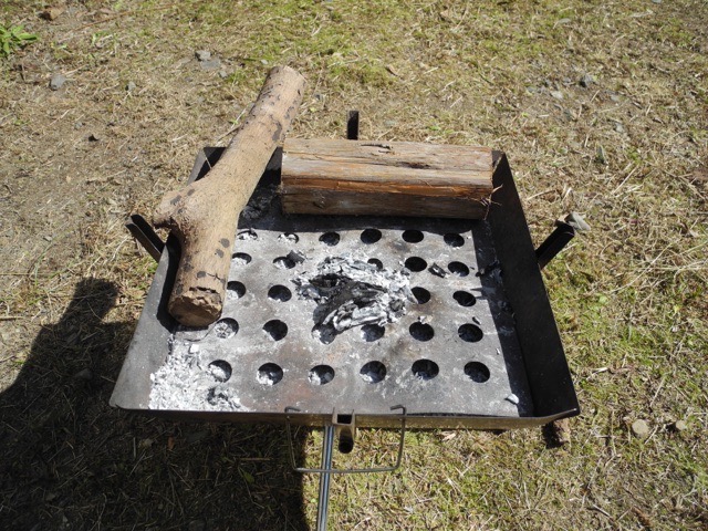 【キャンピングカーコラム　バックナンバー第214回】焚火、ストーブ、ファイヤーピットどれも断熱の灰が大事（2020年5月8日）