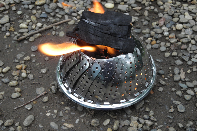 【キャンピングカーコラム　バックナンバー第228回】身のまわり品でも余裕で火起こし（2020年8月21日）