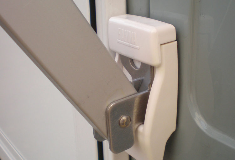 【キャンピングカーコラム　バックナンバー第217回】サイドオーニングの補修パーツ①（2020年5月29日）