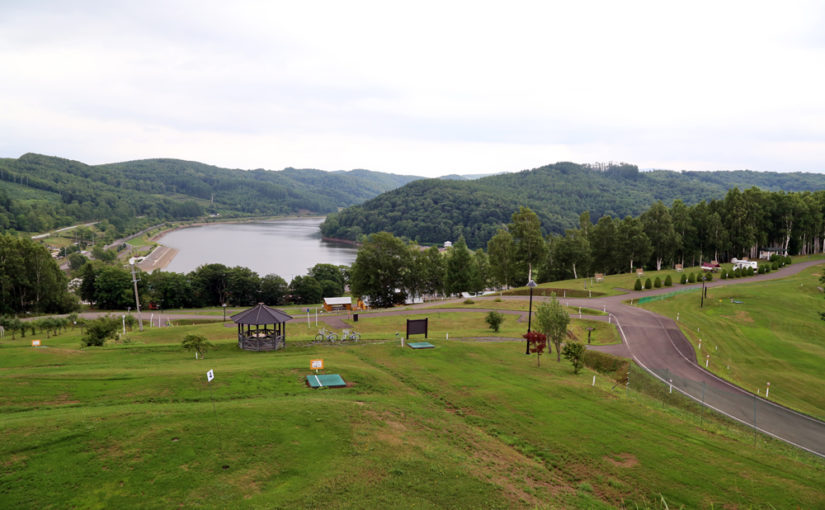 湖を見下ろす段々状のサイトで キャンプ、パークゴルフ、温泉を満喫